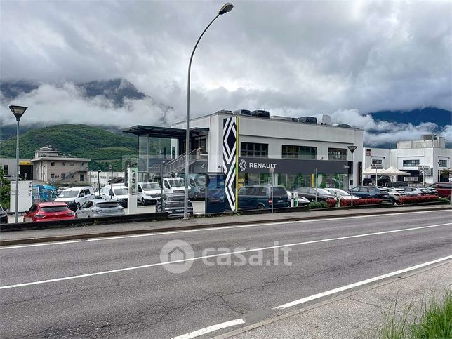 Capannone in commerciale in 