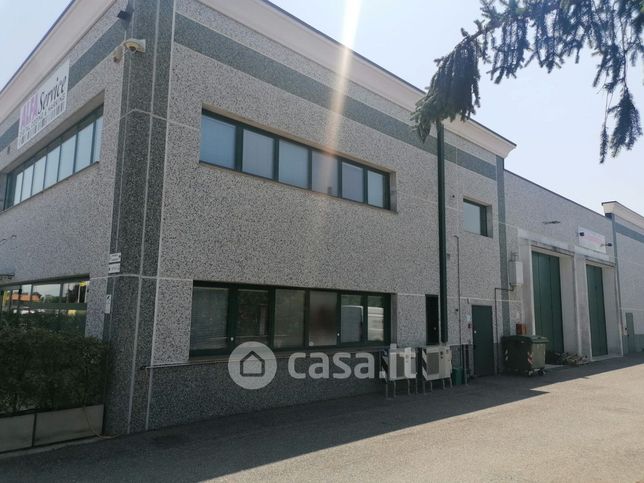 Capannone in commerciale in Via 25 Aprile