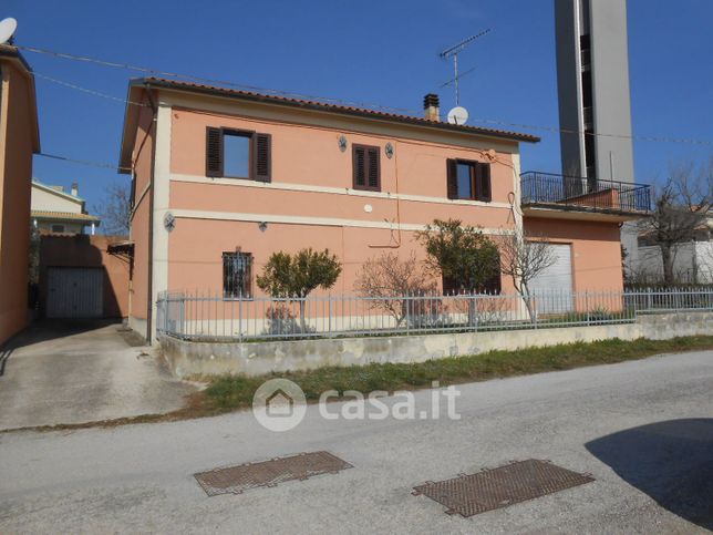 Casa indipendente in residenziale in Via Monteciapellano 34