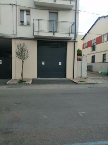 Box/posto auto in residenziale in Piazza della LibertÃ 
