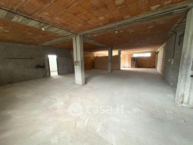 Capannone in commerciale in 
