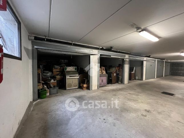 Garage/posto auto in residenziale in Via Ugo Foscolo