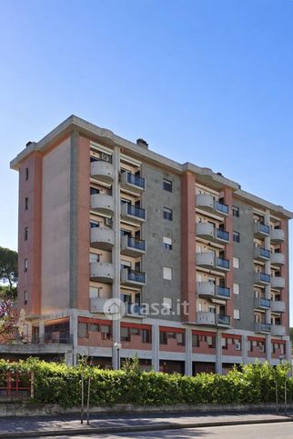 Ufficio in commerciale in Via Alfredo Trombetta 26