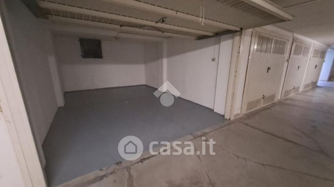 Garage/posto auto in residenziale in Viale Giovanni Bovio 56