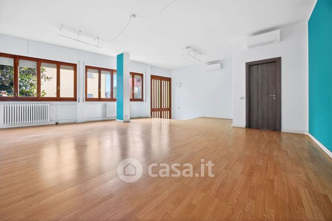 Ufficio in commerciale in Via Porra 36