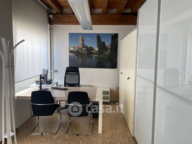 Ufficio in commerciale in 
