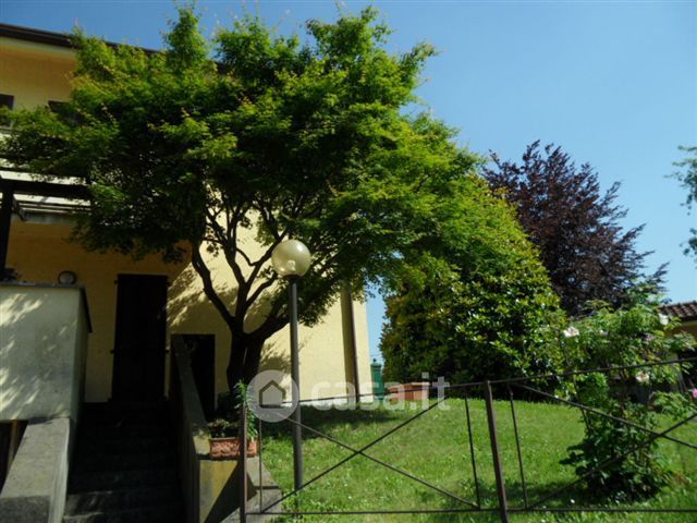 Casa bi/trifamiliare in residenziale in 