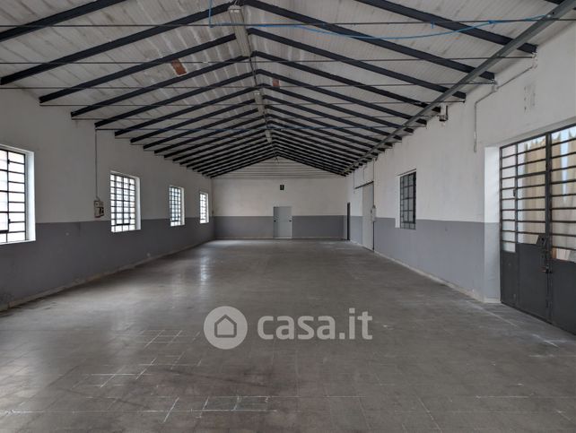 Capannone in commerciale in Via San Michele