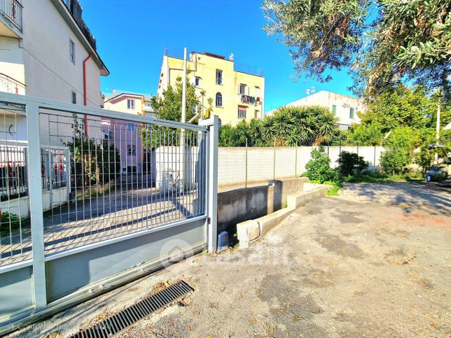 Negozio/locale commerciale in commerciale in Via Vesuvio