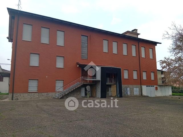 Capannone in commerciale in Via 4 Novembre 49