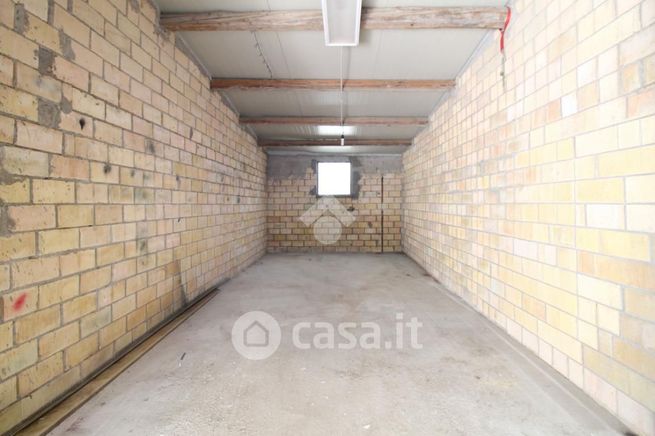 Box/posto auto in residenziale in Via Mincio 9