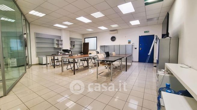 Ufficio in commerciale in 