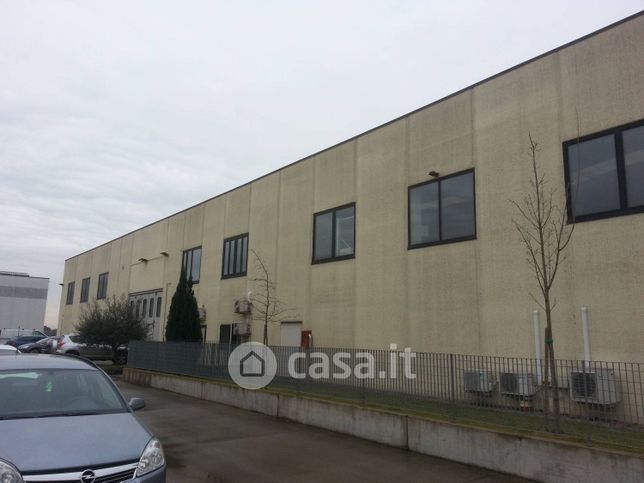 Capannone in commerciale in Via dell'Industria