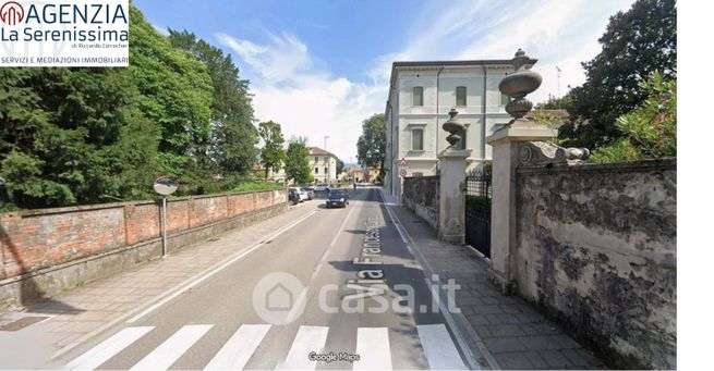 Negozio/locale commerciale in commerciale in Via Francesco Crispi