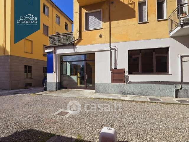 Ufficio in commerciale in Via Emilia Parmense 10
