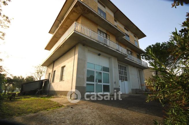 Casa bi/trifamiliare in residenziale in Contrada Poggio