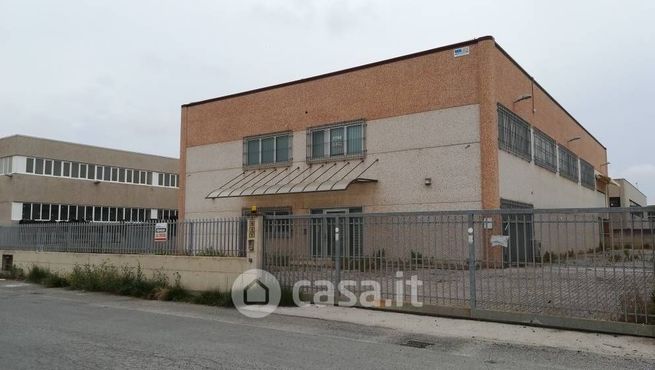 Capannone in commerciale in 