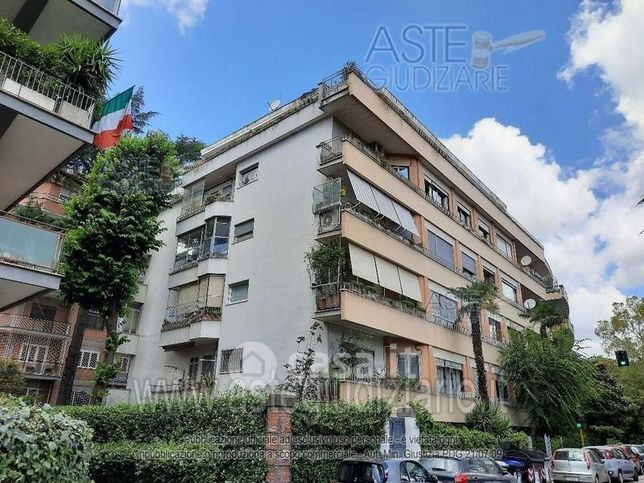 Appartamento in residenziale in Via della Camilluccia 23