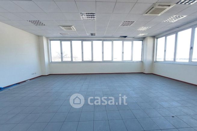 Ufficio in commerciale in Via Francesco Crispi 7