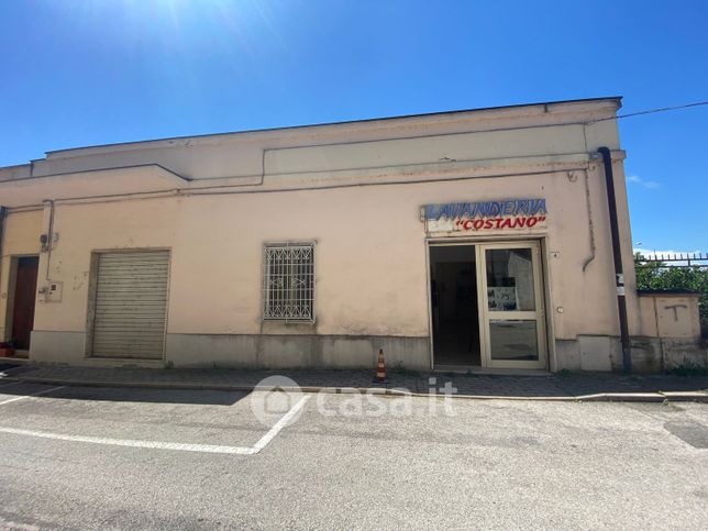 Negozio/locale commerciale in commerciale in Piazza Umberto Fifi 1