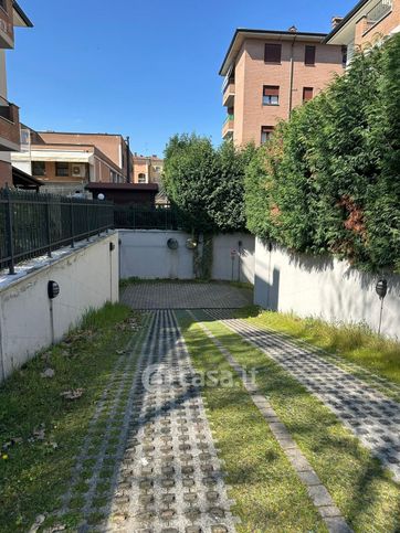 Box/posto auto in residenziale in Via L. Sciascia 10