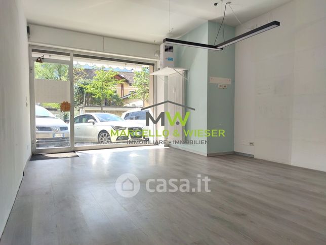 Negozio/locale commerciale in commerciale in Via roma