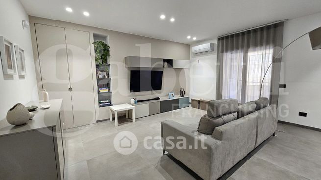 Appartamento in residenziale in Via Senna 26