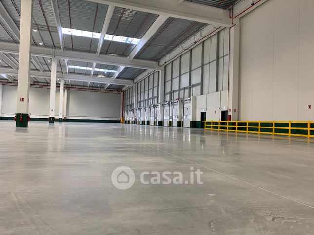 Capannone in commerciale in 