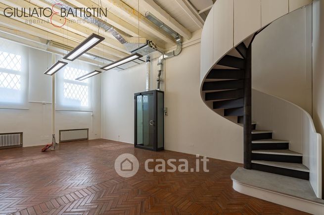 Ufficio in commerciale in Corso SS. Felice e Fortunato