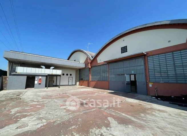 Capannone in commerciale in