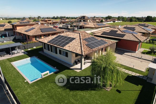 Villa in residenziale in Strada Valle