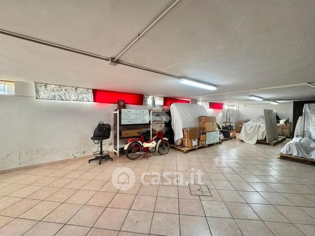 Box/posto auto in residenziale in Via De Amicis