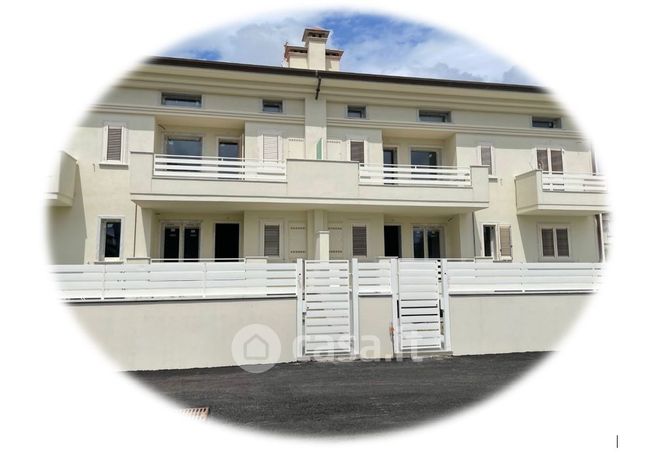 Appartamento in residenziale in Viale delle Pinete 31