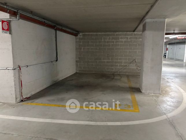 Box/posto auto in residenziale in Via Volturno
