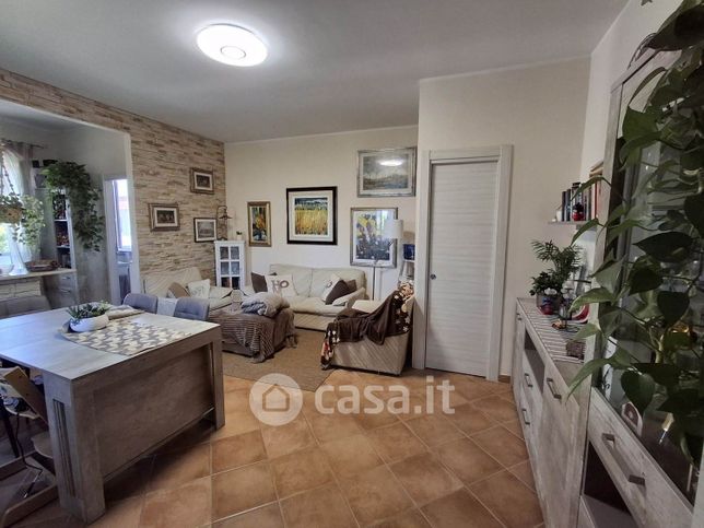 Casa bi/trifamiliare in residenziale in 