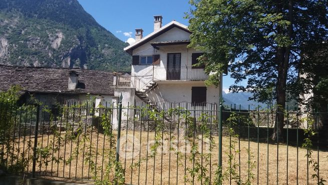 Casa indipendente in residenziale in Frazione Chezzo 34