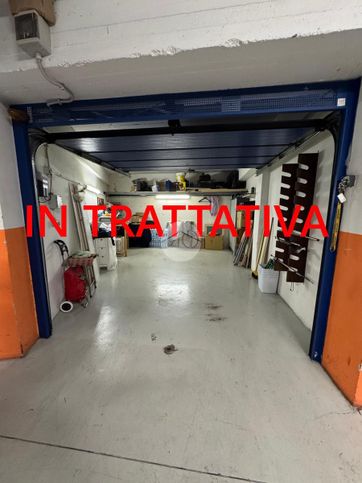 Box/posto auto in residenziale in Via di San Ippolito 17