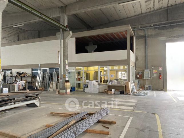 Capannone in commerciale in Via delle Case Bianche