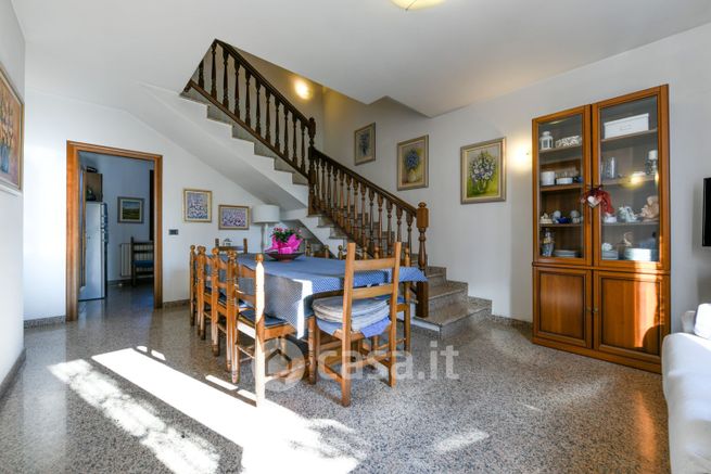 Casa bi/trifamiliare in residenziale in 