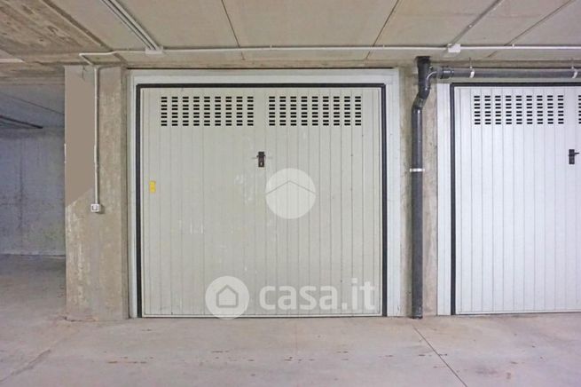 Garage/posto auto in residenziale in Via May 12