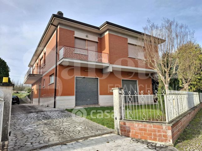 Casa indipendente in residenziale in Via Lago Fibreno 12