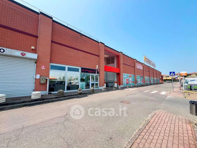 Negozio/locale commerciale in commerciale in Piazza Calipari
