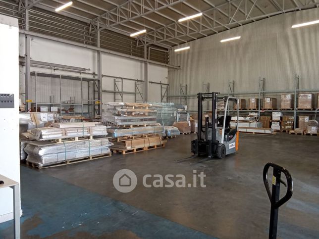 Capannone in commerciale in Via Pianodardine