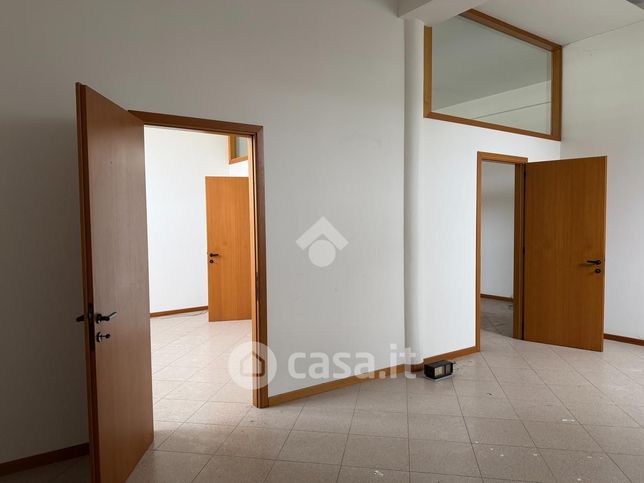 Ufficio in commerciale in Via A. Serena 42