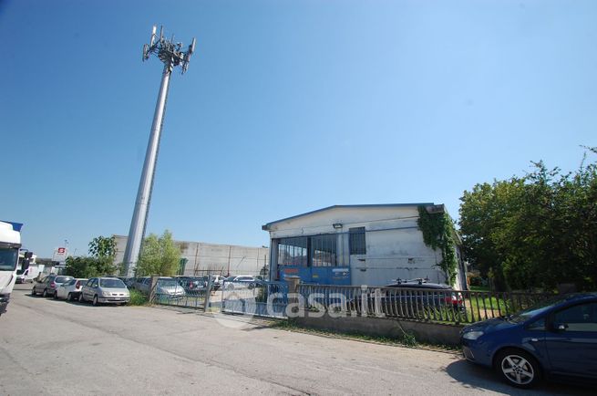 Capannone in commerciale in 