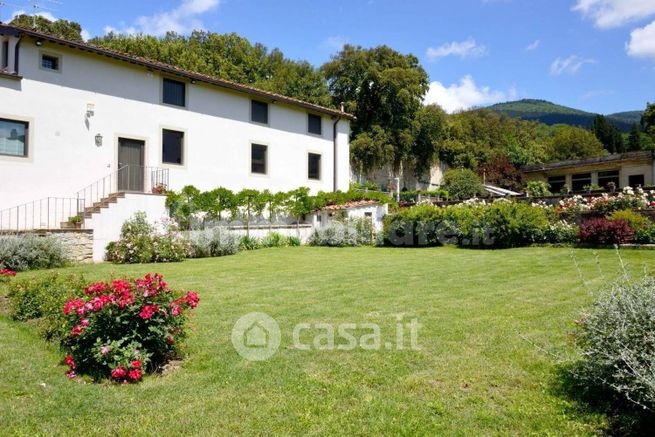 Casa bi/trifamiliare in residenziale in 