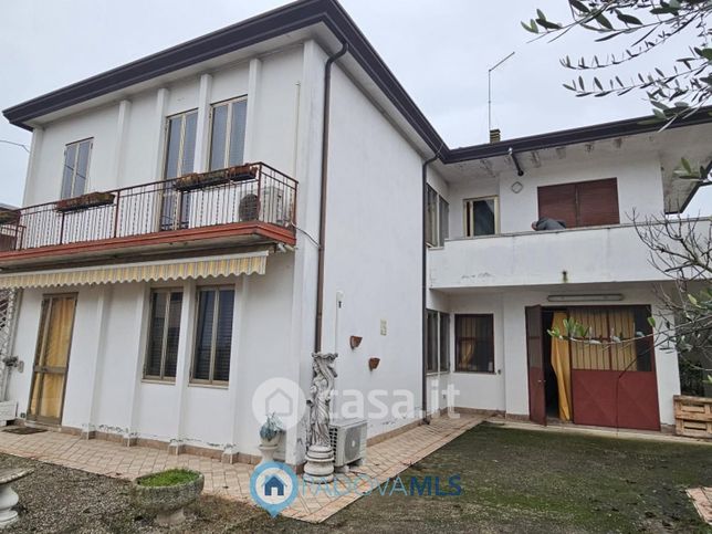 Casa indipendente in residenziale in Via Oroboni 5