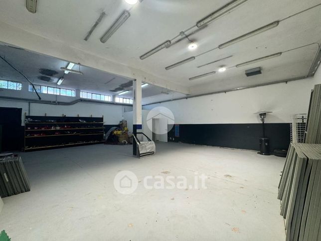 Capannone in commerciale in 