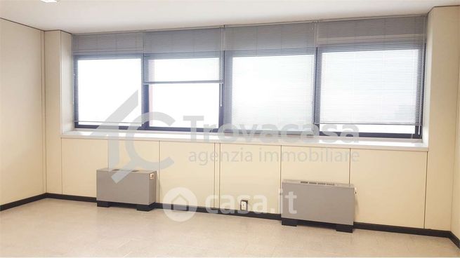Ufficio in commerciale in Strada Scaglia Est