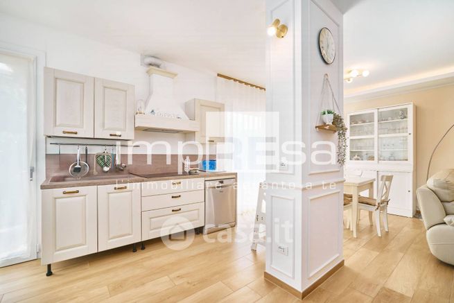 Casa bi/trifamiliare in residenziale in Via Sette Aprile